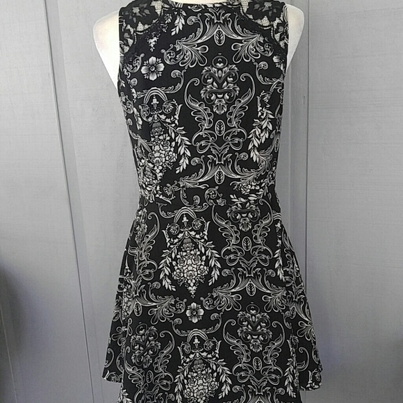- Forever 21 black & white dress Lace S - Picture 3 of 5